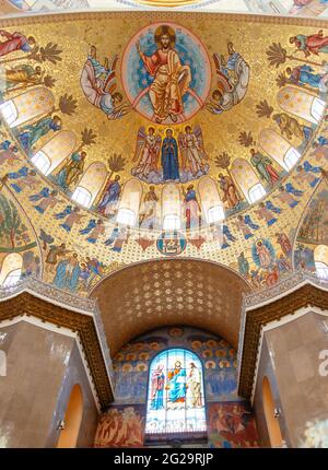 Christliches Gemälde der Decke der Halle in der Marinekathedrale des Hl. Nikolaus. Stockfoto