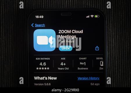 Zoom-App im Apple App Store auf einem iPhone 12-Bildschirm Stockfoto