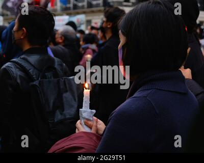 London, Großbritannien. Ein Teilnehmer an einer Mahnwache für die vor 37 Jahren auf dem Platz des Himmlischen Friedens verlorenen Leben hält eine Kerze in Erinnerung an die studentischen Aktivisten. Stockfoto