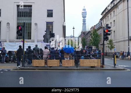 London Großbritannien 4/06/21 Aktivisten versammeln sich vor der chinesischen Botschaft zum 37. Jahrestag des Tiananmen Platzes, um eine Kerzenlicht-Mahnwache abzuhalten. Stockfoto