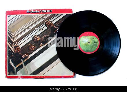 1962-1966 weithin bekannt als The Red Album ist ein Kompilationsalbum mit Songs der englischen Rockband The Beatles auf Vinyl-LP-Schallplatte. Albumcover Stockfoto