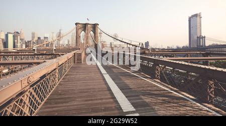 Panoramablick auf die Brooklyn Bridge, Farbtonbild, New York City, USA. Stockfoto
