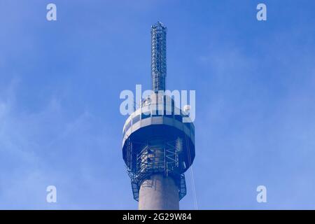 Austausch einer neuen Antenne am Arqiva Tower in Emley Moor durch einen Kamov KA-32 Hubschrauber am 7. Juni 2021 im Rahmen eines Upgrade-Programms. Stockfoto