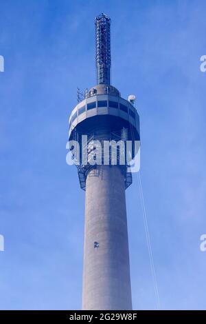 Austausch einer neuen Antenne am Arqiva Tower in Emley Moor durch einen Kamov KA-32 Hubschrauber am 7. Juni 2021 im Rahmen eines Upgrade-Programms. Stockfoto