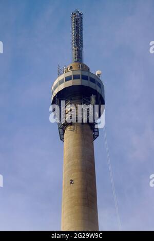 Austausch einer neuen Antenne am Arqiva Tower in Emley Moor durch einen Kamov KA-32 Hubschrauber am 7. Juni 2021 im Rahmen eines Upgrade-Programms. Stockfoto