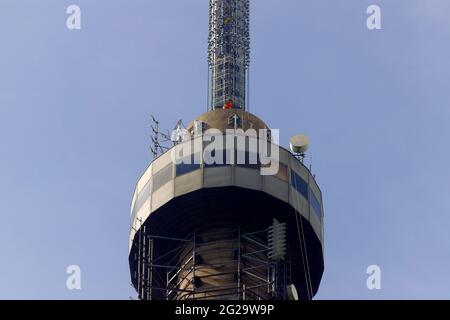 Austausch einer neuen Antenne am Arqiva Tower in Emley Moor durch einen Kamov KA-32 Hubschrauber am 7. Juni 2021 im Rahmen eines Upgrade-Programms. Stockfoto