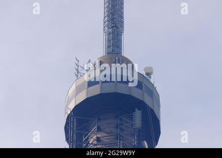 Austausch einer neuen Antenne am Arqiva Tower in Emley Moor durch einen Kamov KA-32 Hubschrauber am 7. Juni 2021 im Rahmen eines Upgrade-Programms. Stockfoto