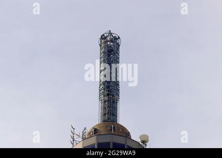 Austausch einer neuen Antenne am Arqiva Tower in Emley Moor durch einen Kamov KA-32 Hubschrauber am 7. Juni 2021 im Rahmen eines Upgrade-Programms. Stockfoto