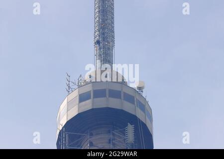 Austausch einer neuen Antenne am Arqiva Tower in Emley Moor durch einen Kamov KA-32 Hubschrauber am 7. Juni 2021 im Rahmen eines Upgrade-Programms. Stockfoto