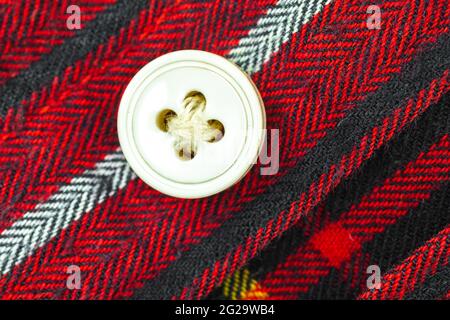 Knopf auf dem roten Hemd Clouse Textur Hintergrund Stockfoto