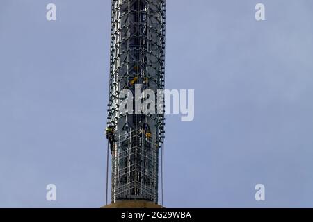 Austausch einer neuen Antenne am Arqiva Tower in Emley Moor durch einen Kamov KA-32 Hubschrauber am 7. Juni 2021 im Rahmen eines Upgrade-Programms. Stockfoto