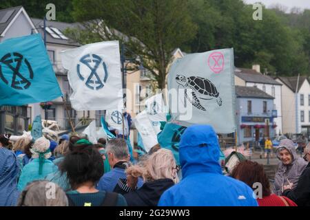 Murmbles, Swansea, Großbritannien. 9. Juni 2021: Protest gegen das Aussterben in der Küstenstadt Mumbles in der Nähe von Swansea mit der Aufschrift „Ertrinken in Versprechungen“. Extinction Rebellion hob das bevorstehende G7-Treffen hervor, das am Wochenende vom 11. Bis 13. Juni 2021 in Carbis Bay, Cornwall, stattfinden wird. Kredit: Gareth Llewelyn/Alamy Stockfoto