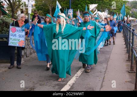 Murmbles, Swansea, Großbritannien. 9. Juni 2021: Protest gegen das Aussterben in der Küstenstadt Mumbles in der Nähe von Swansea mit der Aufschrift „Ertrinken in Versprechungen“. Extinction Rebellion hob das bevorstehende G7-Treffen hervor, das am Wochenende vom 11. Bis 13. Juni 2021 in Carbis Bay, Cornwall, stattfinden wird. Kredit: Gareth Llewelyn/Alamy Stockfoto