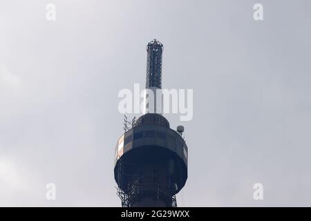 Austausch einer neuen Antenne am Arqiva Tower in Emley Moor durch einen Kamov KA-32 Hubschrauber am 7. Juni 2021 im Rahmen eines Upgrade-Programms. Stockfoto