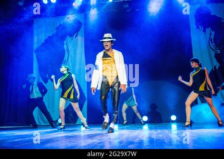 Unterhaltungsshow: Michael Jackson Imitator im Memory Paradise Resort in Santa Maria Key, einem der wichtigsten Touristenziele in Kuba Stockfoto