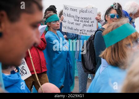 Murmbles, Swansea, Großbritannien. 9. Juni 2021: Protest gegen das Aussterben in der Küstenstadt Mumbles in der Nähe von Swansea mit der Aufschrift „Ertrinken in Versprechungen“. Extinction Rebellion hob das bevorstehende G7-Treffen hervor, das am Wochenende vom 11. Bis 13. Juni 2021 in Carbis Bay, Cornwall, stattfinden wird. Kredit: Gareth Llewelyn/Alamy Stockfoto