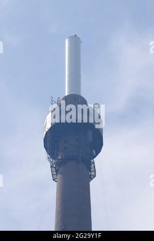 Austausch einer neuen Antenne am Arqiva Tower in Emley Moor durch einen Kamov KA-32 Hubschrauber am 7. Juni 2021 im Rahmen eines Upgrade-Programms. Stockfoto