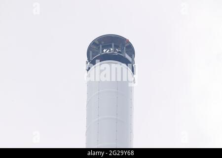 Austausch einer neuen Antenne am Arqiva Tower in Emley Moor durch einen Kamov KA-32 Hubschrauber am 7. Juni 2021 im Rahmen eines Upgrade-Programms. Stockfoto