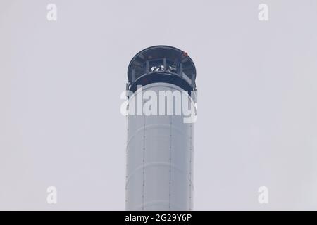 Austausch einer neuen Antenne am Arqiva Tower in Emley Moor durch einen Kamov KA-32 Hubschrauber am 7. Juni 2021 im Rahmen eines Upgrade-Programms. Stockfoto