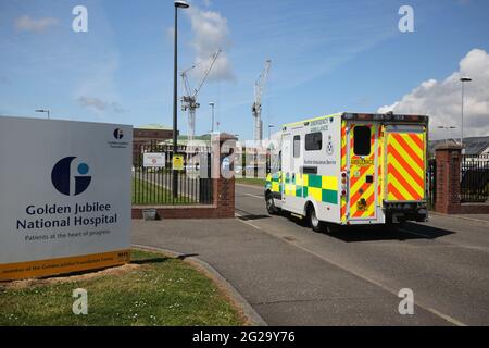 Golden Jubilee National Hospital, Agamemnon St, Clydebank G81 4DY Schottland, Großbritannien. Eingangsschild mit Krankenwagen Stockfoto