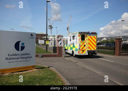 Golden Jubilee National Hospital, Agamemnon St, Clydebank G81 4DY Schottland, Großbritannien. Eingangsschild mit Krankenwagen Stockfoto