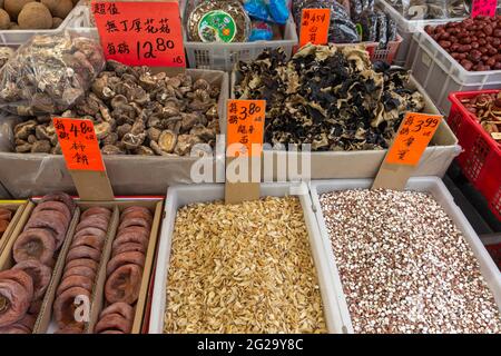 Getrocknete Früchte, Pilze und Samen zum Verkauf in Mülltonnen auf einem traditionellen Markt, Chinatown, Vancouver, British Columbia, Kanada Stockfoto