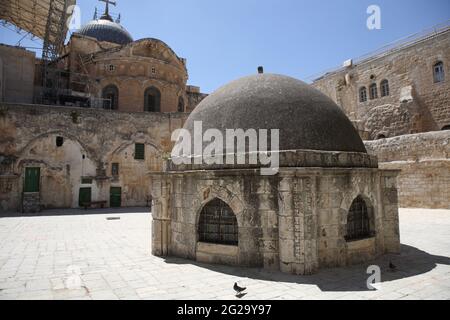 Eine Taube in der Nähe des Doms von St. Helene oder der St. Helena-Kapelle, Deir Al Sultan, auf dem Dach der Grabeskirche. Stockfoto