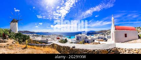 Traditionelles Griechenland. Kykladen, wunderschöne Insel Mykonos. Panoramablick auf die Altstadt mit Windmühle. Griechische Sommerferien Stockfoto