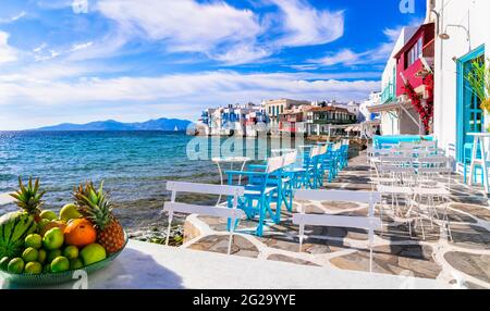 Griechenland Reisen, Kykladen. Luxus Mykonos Insel. 'Little Venice' beliebter Ort in der Innenstadt mit Bars und Restaurants am Meer Stockfoto