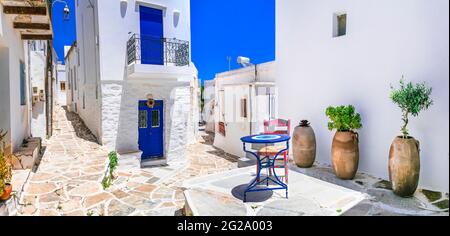 Schönes traditionelles griechisches Dorf in Lefkes auf der Insel Paros. Charmante Kaffeebars in engen Gassen. Kykladen, Griechenland Stockfoto