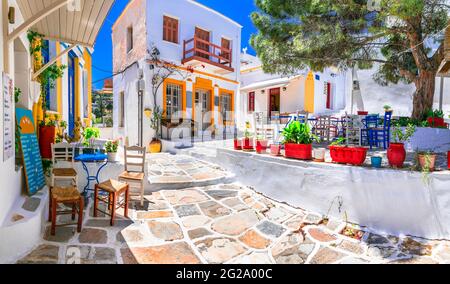 Schönes traditionelles griechisches Dorf in Lefkes auf der Insel Paros. Charmante Kaffeebars und Tavernen in farbenfrohen, engen Gassen. Kykladen, Griechenland Stockfoto