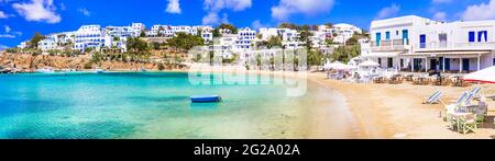 Griechenland Urlaub, Kykladen, Paros Insel Strände und Meer. Malerisches, ruhiges Küstendorf Piso Livadi mit türkisfarbenem Meer und Tavernen am Meer Stockfoto