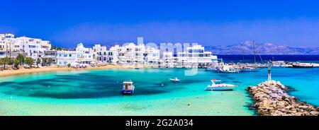 Griechenland Urlaub, Kykladen, Paros Insel Strände und Meer. Malerisches, ruhiges Küstendorf Piso Livadi mit türkisfarbenem Meer und Tavernen am Meer Stockfoto