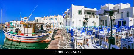 Griechenland Reisen. Kykladen, Insel Paros. Charmantes Fischerdorf Naousa. Blick auf den Hafen mit Straßenbars und Restaurants (Tavernen) am Meer. Stockfoto