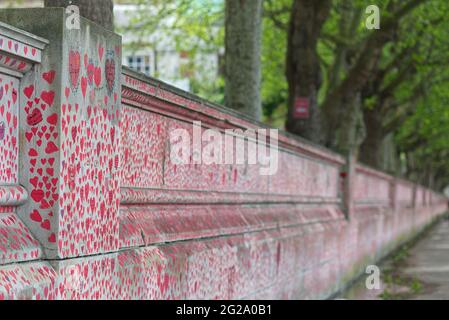 150,000 Herzen, die Leben darstellen, die dem Coronavirus in Großbritannien verloren gegangen sind die COVID Memorial Wall in London Stockfoto