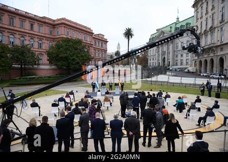 Buenos Aires, Argentinien. Juni 2021. Alberto Fernandez empfing den spanischen Premierminister Pedro Sanchez im argentinischen Regierungshaus. Nach einem ausführlichen Treffen hielten sie eine Pressekonferenz vor der Casa Rosada ab. (Foto: Manuel Cortina/SOPA Images/Sipa USA) Quelle: SIPA USA/Alamy Live News Stockfoto