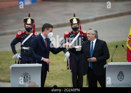 Buenos Aires, Argentinien. Juni 2021. Der argentinische Präsident Alberto Fernandez (R) empfing den spanischen Premierminister Pedro Sanchez (L) im argentinischen Regierungshaus. Nach einem ausführlichen Treffen hielten sie eine Pressekonferenz vor der Casa Rosada ab. (Foto: Manuel Cortina/SOPA Images/Sipa USA) Quelle: SIPA USA/Alamy Live News Stockfoto