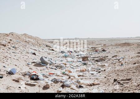 Landschaft mit Müll mitten in der Sahara Stockfoto