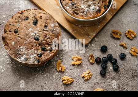 Von oben hausgemachtes Brot mit Walnüssen und Heidelbeeren Stockfoto