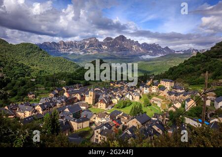 Panoramablick auf das Dorf Panticosa in den spanischen Pyrenäen. Ein Winterresort im Winter und ein Trekkingziel im Sommer. Es hat ein berühmtes Spa. Stockfoto