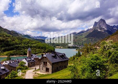 Panoramablick auf das Dorf Lanuza am See und den Gipfel Foratata im Hintergrund. Im Sommer findet hier das Musikfestival Pirineos Sur statt. Stockfoto