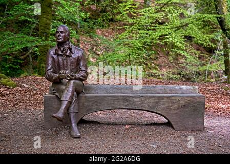 Sitzende Statue des schottischen Dichters Robert Burns bei den Birks of Aberfeldy, Perthshire, Schottland, Großbritannien. Stockfoto