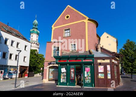 Feuerwache Turm (Tuztorony) zwischen mittelalterlichen und modernen Gebäuden aus Varkerulet, Sopron, Ungarn Stockfoto