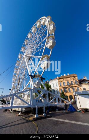 Das Riesenrad wurde zur Feier des 100-jährigen Jubiläums der Volksabstimmung von Sopron im Jahr 1921 in Varkerulet, Sopron, Ungarn, errichtet Stockfoto