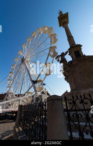 Das Riesenrad wurde zur Feier des 100-jährigen Jubiläums der Volksabstimmung von Sopron im Jahr 1921 in Varkerulet, Sopron, Ungarn, errichtet Stockfoto