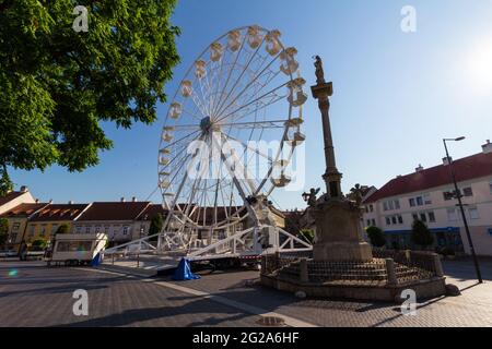 Das Riesenrad wurde zur Feier des 100-jährigen Jubiläums der Volksabstimmung von Sopron im Jahr 1921 in Varkerulet, Sopron, Ungarn, errichtet Stockfoto