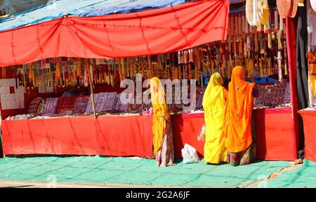 Pushkar, Indien - 10. November 2016: Ein Haufen Frauen in traditioneller hindu-Kleidung kauft oder kauft Schmuck in der Handelsstraße von Pushk ein Stockfoto