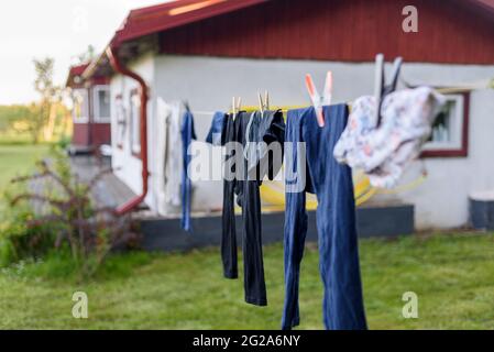 Trocknen von Wäschestücke am Seil auf dem Hinterhof des Landhauses Stockfoto