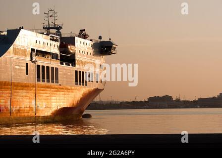 Fähre im Hafen von Bari bei Sonnenuntergang Stockfoto