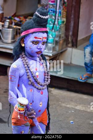 Pushkar, Indien - 10. NOVEMBER 2016: Ein nicht identifizierter Junge, der als hindu-Lord Shiva mit blauer Farbe verkleidet und verkleidet ist, besucht die Pushkar-Rindermesse in t Stockfoto